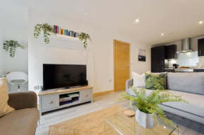 Large, newly renovated, three bedroom TOWN CENTRE split level apartment with free parking, sleeps seven - Walking distance to beach